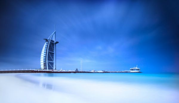 برج العرب ال در ساحل جمیرا در دبی معماری مدرن استراحتگاه ساحلی لوکس تعطیلات تابستانی و مفهوم گردشگری