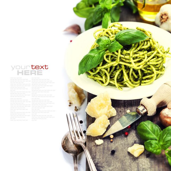 پاستا خوشمزه ایتالیایی با سس پستو روی سفید با متن نمونه قابل جابجایی آسان