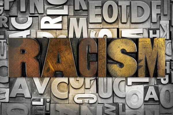کلمه نژادپرستی با حروف چاپی قدیمی نوشته شده است