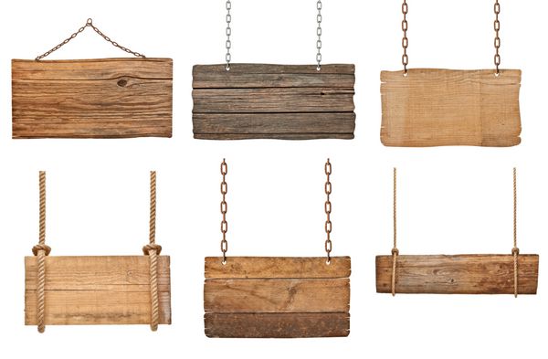 مجموعه ای از انواع تابلوهای چوبی خالی آویزان به طناب و زنجیر در زمینه سفید هر کدام جداگانه است