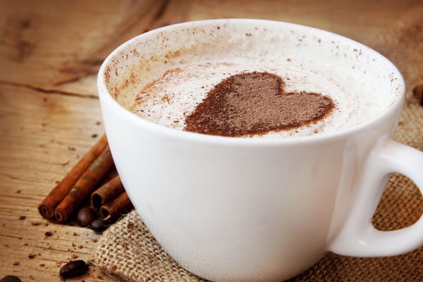 فنجان قهوه با شکل قلب ساخته شده از کاکائو در خامه