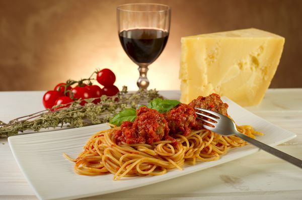 اسپاگتی با کوفته و سس گوجه فرنگی