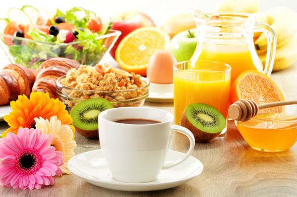 صبحانه با قهوه آب میوه کروسان سالاد موسلی و تخم مرغ بوفه سوئدی