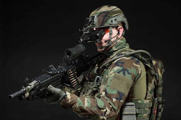 سرباز ناتو با تجهیزات کامل مرد نظامی روی پس زمینه سیاه