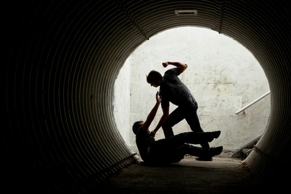 مرد جوانی که در یک تونل تاریک توسط یک مرد خشن به سرقت رفته است