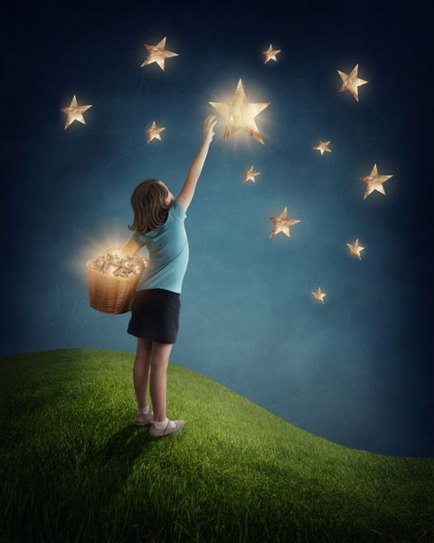دختر کوچولویی که در حال تلاش برای گرفتن یک ستاره است