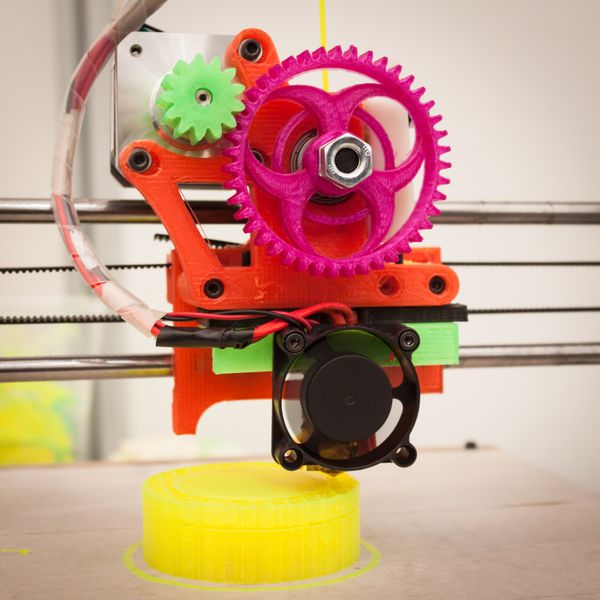 میلان ایتالیا - 30 مارس چاپگر سه بعدی در نمایشگاه ربات و سازندگان میلانو رویداد اختصاص داده شده به رباتیک و سازندگان در 30 مارس 2014 در میلان