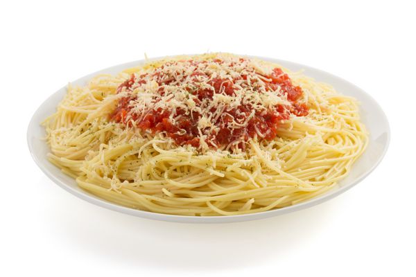 ماکارونی ماکارونی اسپاگتی جدا شده در زمینه سفید