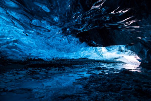 درون یک غار یخی در واتناجوکول ایسلند یخ هزاران سال قدمت دارد و آنقدر بسته بندی شده است که سخت تر از فولاد و کریستال شفاف است