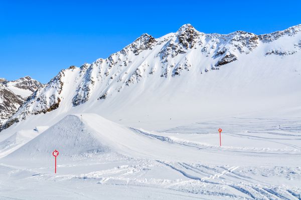 پارک اسکی زمستانی در کوه های استراحتگاه یخچال پیتزتال کوه های آلپ اتریش