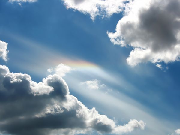 پدیده طبیعی نادر - رنگین کمان بین ابرهای بالای سر