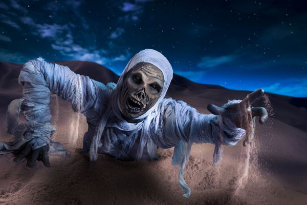مومیایی ترسناک هالووین در صحرا با نورپردازی چشمگیر