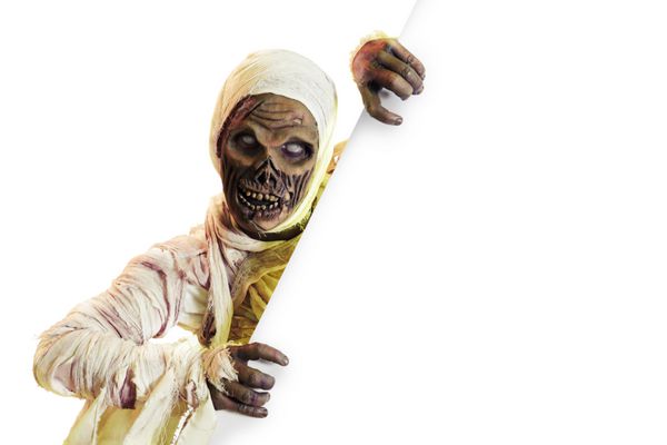 مومیایی ترسناک هالووین که نشانه ای جدا شده روی سفید را در دست دارد