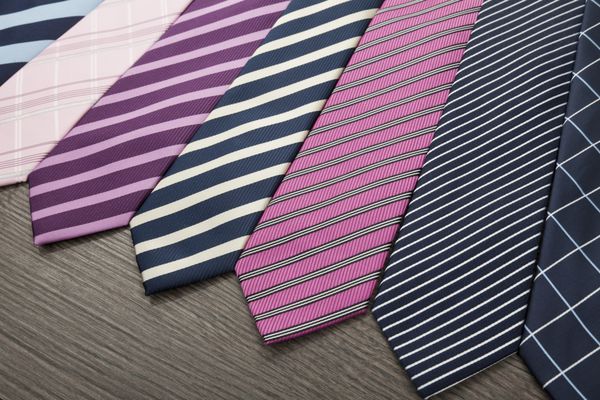 گروه کراوات های رنگارنگ مردانه