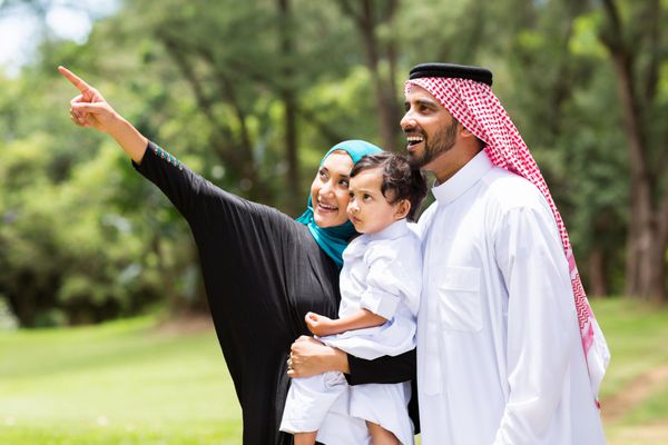 خانواده زیبای عربی که به جنگل نگاه می کنند و اشاره می کنند