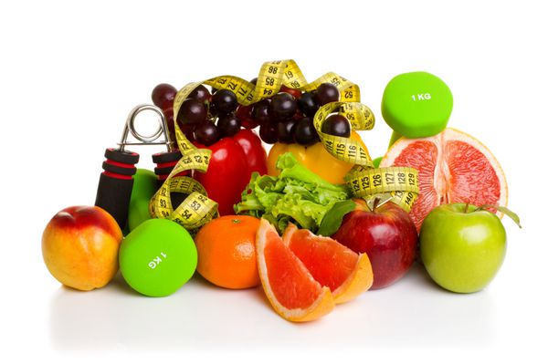 تجهیزات تناسب اندام و غذای سالم جدا شده روی سفید سیب سبز و قرمز فلفل انگور گریپ فروت جعفری شلیل دمبل و نوار اندازه گیری