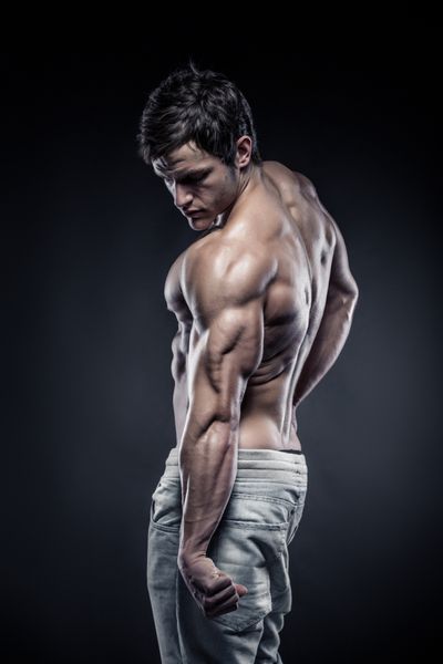 مدل تناسب اندام مرد ورزشکار قوی با ژست عضلات پشت سه سر لتیسموس