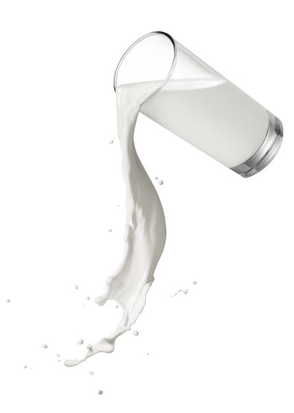لیوان شیر در حال ریختن با پاشش پیچ خورده