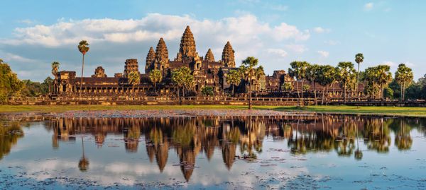 معماری باستانی خمر نمای پانوراما از معبد انگکور وات در غروب آفتاب سیم ریپ کامبوج