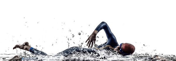 ورزشکار مرد سه‌گانه مرد آهنین شناگر در حال شنا کردن در حالت‌های سیلوئت روی پس‌زمینه سفید