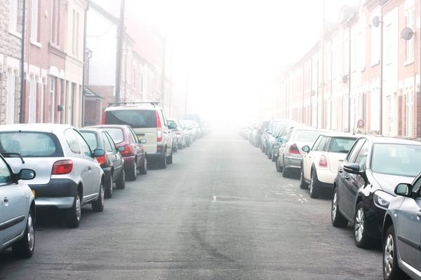 خیابان مه آلود با ماشین های پارکینگ