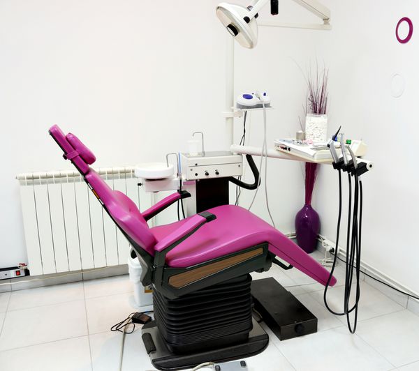 کلینیک دندانپزشکی با صندلی و تجهیزات
