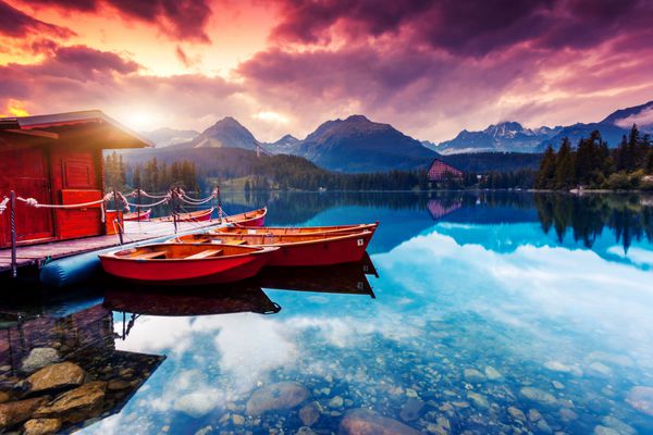 دریاچه کوهستانی دلپذیر در پارک ملی تاترا بلند آسمان ابری دراماتیک strbske pleso اسلواکی اروپا دنیای زیبایی
