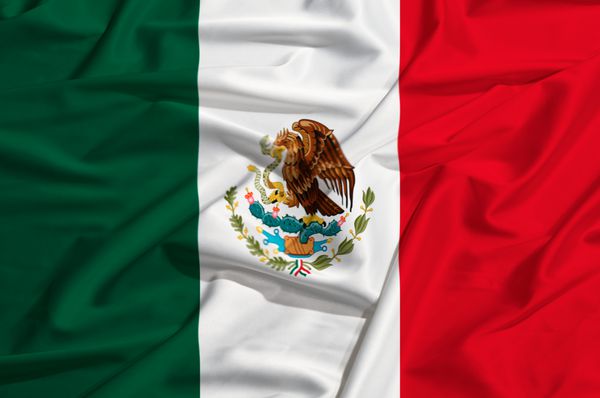 پرچم مکزیک بر روی پارچه ابریشمی در اهتزاز است