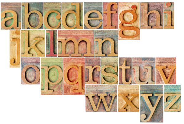 الفبای کامل انگلیسی با حروف کوچک - کلاژی از 26 بلوک چوبی عتیقه ایزوله چاپ حروف چاپی آغشته به جوهرهای رنگی
