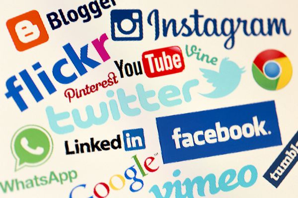 بلگراد - 04 مه 2014 لوگوهای وب سایت رسانه های اجتماعی محبوب روی صفحه رایانه شخصی