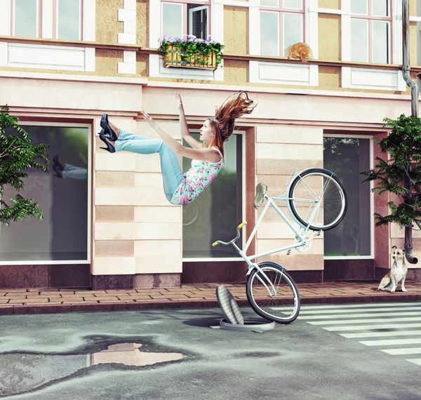 سقوط دختر از دوچرخه در خیابان شهر تلفیقی مفهوم خلاقانه