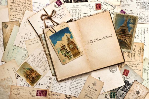 کارت پستال‌های قدیمی نامه‌ها نامه‌ها و ژورنال باز با متن نمونه کتاب سفر من پس زمینه سفر به سبک قدیمی