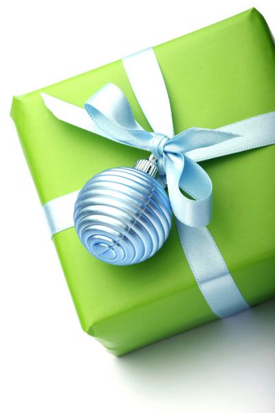 جعبه هدیه سبز با روبان آبی جدا شده در پس زمینه سفید