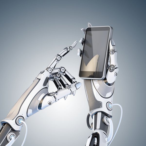 ربات آینده نگر که گوشی هوشمند براق را با دست مصنوعی در دست گرفته و آن را با انگشت جدا شده در پس زمینه سفید لمس می کند