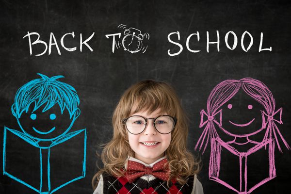 بچه های باهوش در کلاس کودکان شاد در برابر تخته سیاه مفهوم آموزش و پرورش