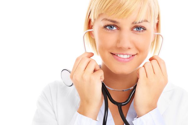 تصویری از یک پزشک جوان با گوشی پزشکی که روی پس زمینه سفید لبخند می زند