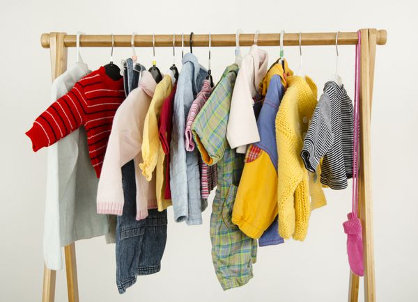 کمد لباس با لباس های مکمل چیده شده روی چوب لباسی کمد رنگارنگ نوزادان بچه ها نوزادان پر از لباس کفش لوازم جانبی و اسباب بازی