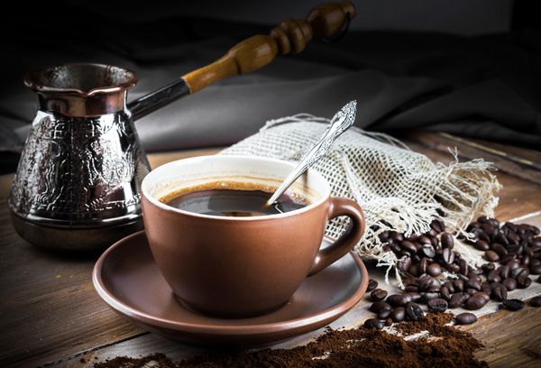 ترک و قهوه لذیذ ترکی روی تخته چوبی
