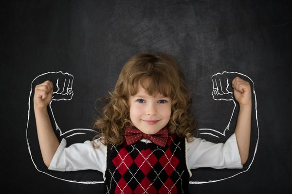 بچه قوی کلاس کودک شاد در برابر تخته سیاه مفهوم آموزش و پرورش