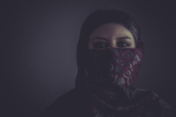 زن مرموز عرب با چادر بنفش
