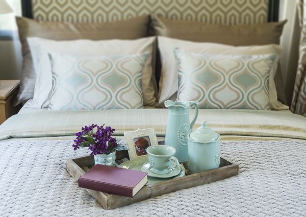 سینی تزئینی با کتاب ست چای و گل روی تخت