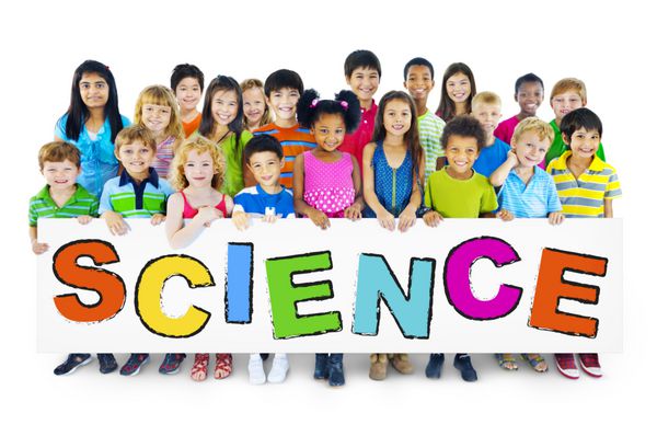 گروهی از کودکان با مفهوم علم