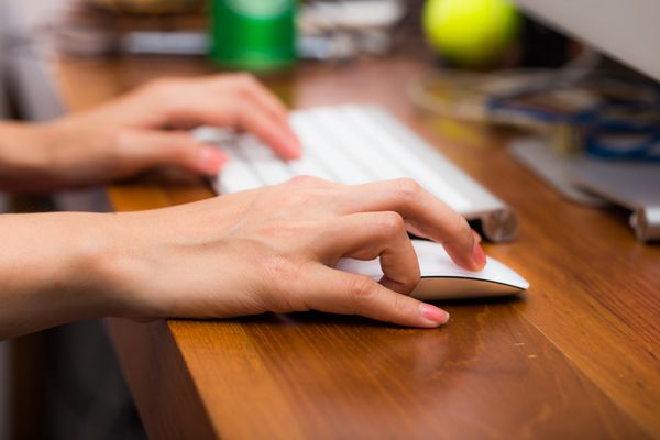 دست زن در حال تایپ کردن روی صفحه کلید کامپیوتر