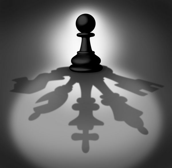 ایده کسب و کار رهبر تیم به عنوان یک مهره شطرنج که با یک گروه شرکتی متشکل از یک اسقف و نوک شوالیه ملکه پادشاه سایه می اندازد