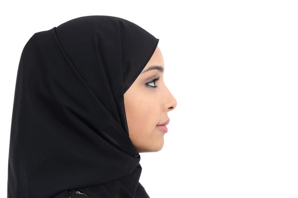 نمایه یک زن عربستانی عرب با پوستی عالی که روی پس‌زمینه سفید جدا شده است