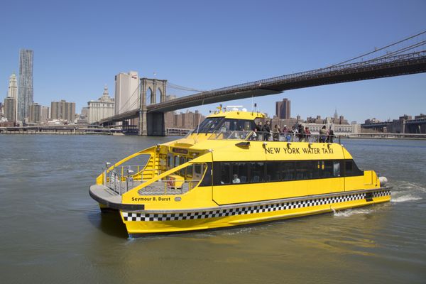 نیویورک - 24 آوریل تاکسی آبی شهری نیویورک در زیر پل بروکلین در 24 آوریل 2104 تاکسی آبی nyc ارائه دهنده خدمات رفت و آمد و گشت و گذار در امتداد رودخانه شرقی و رودخانه هادسون