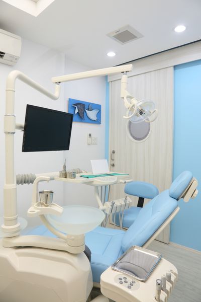 تجهیزات دندانپزشکی با صندلی و ابزار