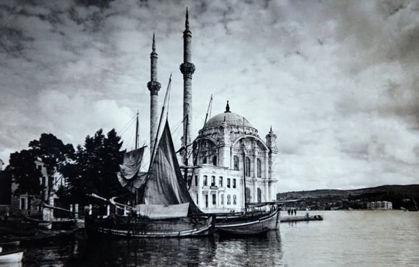 استانبول-ترکیه حدود دهه 1920 مسجد قدیمی اورتاکوی در استانبول حدود دهه 1920