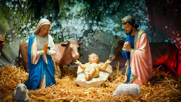 صحنه تولد کریسمس با نوزاد عیسی مری جوزف در n