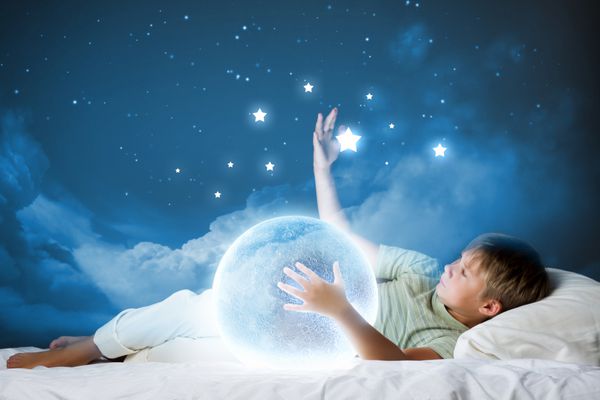 پسر ناز در تخت خواب با ماه
